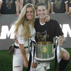 Santi Mina y su novia, protagonistas de la celebración con una foto viral