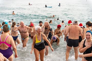  La imagen de los ba?istas caminando por la arena barcelonesa hacia el mar es una de las tpicas del informativo del 1 de enero, y este a?o no ser distinto.