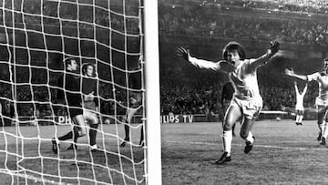 Este extremo izquierdo argentino hizo historia al llegar al Real Madrid en 1971, convirtiéndose en el primer futbolista en llegar a la capital española directamente desde Núñez. Es cierto que no duró mucho en Chamartín: Tan solo dos temporadas en las que jugó 32 partidos con 9 goles a sus espaldas. Pese a tener olfato goleador, el natural de San Javier era demasiado lento con el balón en los pies, lo que desesperaba a la grada. Llegó para sustituir a Gento y se acabó marchando al Betis.