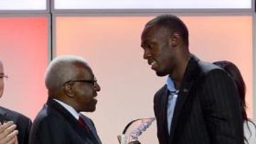 <b>EL MEJOR. </b>Diack entrega el trofeo a Bolt en presencia de Alberto de Mónaco.