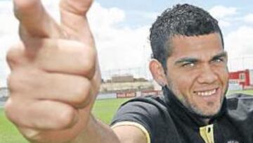 <b>IRONÍA. </b>Alves sonríe ante el largo verano de especulaciones sobre su futuro que volverá a sufrir.