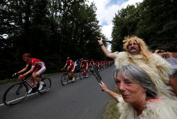 Varios aficionados animan al paso del ciclista del Cofidis Dimitri Claeys y varios de sus compañeros.