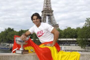 Rafa Nadal posa con el Trofeo de Roland Garros conseguido en 2012 en la final que lo enfrentó al serbio Novak Djokovic