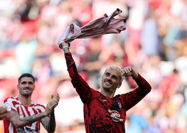 Antoine Griezmann saluda al final del encuentro a los aficionados rojiblancos que se han acercado al Civitas Metropolitano.