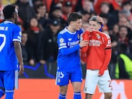 SL Benfica's Argentine forward #25 Gianluca Prestianni hides his mouth while arguing with Real Madrid's Brazilian forward #07 Vinicius Junior who complained about alleged racists insults during the UEFA Champions League knockout round play-off first leg football match between SL Benfica and Real Madrid CF at Estadio da Luz in Lisbon on February 17, 2026. (Photo by PATRICIA DE MELO MOREIRA / AFP)