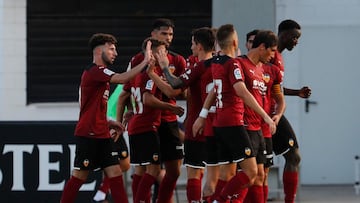 Los jugadores del Valencia celebrar&aacute;n el segundo gol, obra de Alderete.