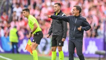 19-10-25. BORJA JIMÉNEZ, ENTRENADOR DEL SPORTING, EN EL PARTIDO DEL EQUIPO ROJIBLANCO EN VALLADOLID (2-3).