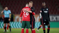 Jugadores del Augsburgo y del Eintracht se saludan tras el final del partido.