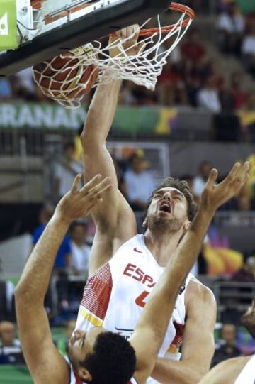 El pívot de la selección de España Pau Gasol machaca la canasta ante el pívot de la selección de Egipto Rami Ibrahim.