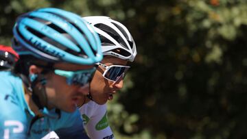 El colombiano Egan Bernal (d), durante la cuarta etapa de La Vuelta a España, de 163,9 km, que discurre entre las localidades de El Burgo de Osma y Molina de Aragón.