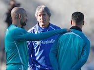 Manuel Pellegrini, con Amrabat y Antony.