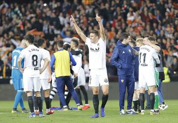 Los jugadores del Valencia celebraron la clasficación para la final de la Copa del Rey. En la imagen, Gabriel Paulista.