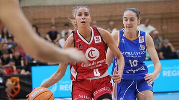 La base del Casademont Zaragoza Mariona Ortiz ante Iyana Martín, jugadora del Perfumerías Avenida, en la primera semifinal de la Supercopa Femenina Endesa de baloncesto.