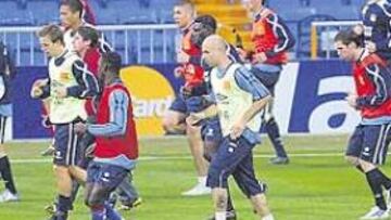 <b>SE ENTRENARON A TOPE. </b>La plantilla del Lyon completó ayer un entrenamiento muy exigente en su primer contacto con el Bernabéu .