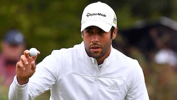 Adrián Otaegui saluda tras lograr un birdie en la segunda jornada de la Copa del Mundo de Golf en el Metropolitan Golf Club de Melbourne.
