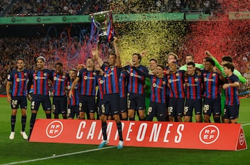 El Barcelona levanta el trofeo de LaLiga en el Camp Nou