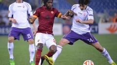 El centrocampista chileno Mat&iacute;as Fern&aacute;ndez (d), del Fiorentina, en acci&oacute;n ante el jugador marfile&ntilde;o Gervinho. 