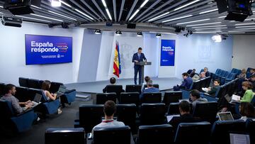 El presidente del Gobierno, Pedro Sánchez, comparece tras la reunión del Consejo de Ministros Extraordinario, en el Palacio de la Moncloa, a 22 de junio de 2022, en Madrid (España). El Gobierno ha anunciado la aprobación de un decreto de medidas anticrisis para hacer frente a las consecuencias económicas de la invasión de Ucrania y el alza de la inflación, que se prolongará hasta el 31 de diciembre. El Gobierno estima que las medidas aprobadas retendrán 3,5 puntos el IPC. Algunas de las medidas son la rebaja del IVA de la luz del 10 al 5%, aumento de las pensiones, ayuda de 200 euros a los trabajadores autónomos con bajos ingresos, ayudas al transporte público y mayor gravación de impuestos para las eléctricas.
25 JUNIO 2022
Jesús Hellín   / Europa Press
25/06/2022