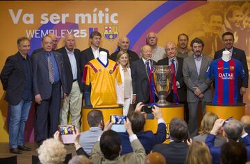 Pitu Abril, Charly Rexach, Urbano Ortega, Jaume Langa,Josep Lluis Nuñez, Chema Corbella, Amador Bernabeu, Jesus Mariano Angoy, Jose Mari balero and Josep Maria Bartomeu.