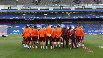 Los jugadores del Real Madrid escuchan a Zidane.