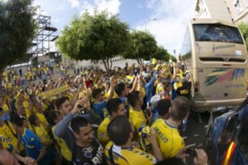 Los seguidores de Las Palmas animan a la llegada del equipo. 