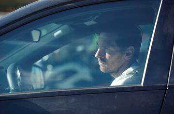 Leo Messi en su vehículo privado llegando a la Ciudad Deportiva del club para realizarse las pruebas del Covid-19.