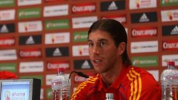 Ramos se pone serio porque piden a Piqué que conteste en catalán