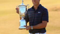 VENCEDOR. Jordan Spieth, con su trofeo del US Open, su segundo grande de 2015 tras Augusta.