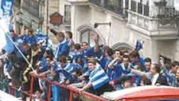 <b>DESCAPOTABLE. </b>La plantilla se paseó en un autobús.