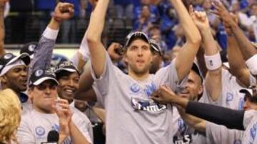 <b>GLORIA. </b>Dirk Nowitzki levanta la copa de campeón de la Conferencia Oeste ganada por Dallas.