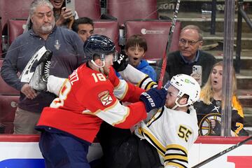 En la NHL es muy habitual solucionar los pequeños roces que puedan surgir durante los partidos a golpe limpio. Es lo que ocurrió durante los Playoffs de la Copa Stanley en Sunrise (Florida). Steven Lorentz (18), de los Florida Panthers, golpea a Justin Brazeau (55), de los Boston Bruins, contra la mampara ante las caras de sorpresa del público.