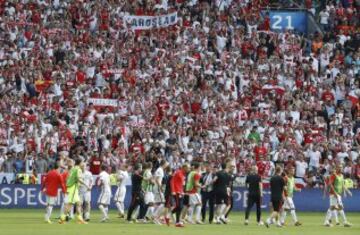 Poland hold their nerves to book their place in the quarter final