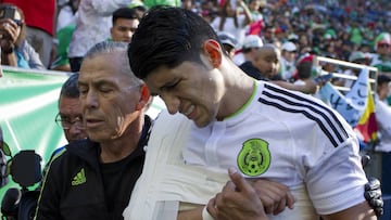 El atacante de Chivas sufri&oacute; de una fractura en el h&uacute;mero del brazo derecho durante el juego de preparaci&oacute;n entre M&eacute;xico y Paraguay de cara a Copa Oro.