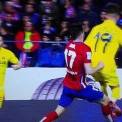 El Villarreal reclamó penalti de Saúl sobre Castillejo en el 2'