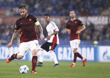 El único jugador que sigue en activo en esta lista. De Rossi es otro amante de la Roma, pues llegó en el 2001 y hasta el momento se mantiene con el club italiano. Ha disputado 573 partidos con la ‘Loba’ y posee una marca de 59 goles y 51 asistencias en torneos oficiales.