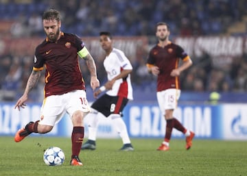 El único jugador que sigue en activo en esta lista. De Rossi es otro amante de la Roma, pues llegó en el 2001 y hasta el momento se mantiene con el club italiano. Ha disputado 573 partidos con la ‘Loba’ y posee una marca de 59 goles y 51 asistencias en torneos oficiales. 