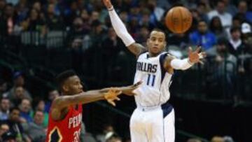 Monta Ellis trata de cortar el balón que lanza Norris Cole.