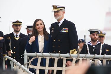 Los Reyes Felipe VI y Letizia presiden el acto de despedida del buque escuela 'Juan Sebastián de Elcano' en el Puerto de Cádiz. 