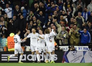 Los jugadores celebran el 1-0 de Bale. 