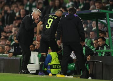 Ancelotti pregunta a Hazard por su dolor y este se toca la rodilla derecha.
