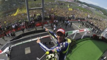 Rossi, tercero, en el podio del Mugello.