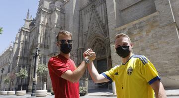 Las calles de Sevilla vibran con los seguidores españoles y suecos que verán esta noche el debut de sus selecciones.