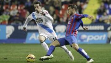 Cuenca intenta regatear a un futbolista del Levante.