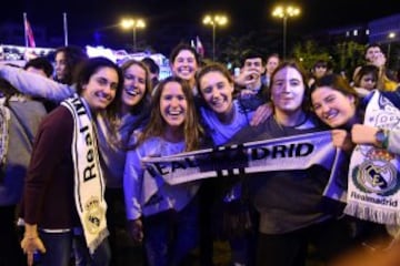 Los seguidores madridistas celebran el triunfo de su equipo en Cibeles.