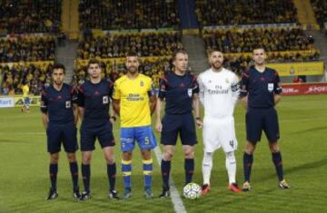 El árbitro David José Fernández Borbalán acompañado por sus asistentes Raúl Cabañero Martínez y Jorge Canelo Prieto, el cuarto árbitro Álvaro Cadenas De Llano Delgado y los capitanes David García y Sergio Ramos.