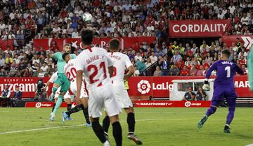 0-1. Karim Benzema marc¨® el primer gol.
