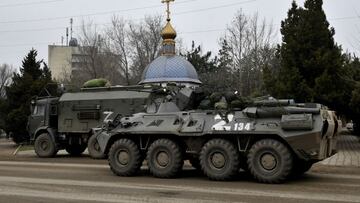 Un vehículo blindado de transporte de personal BTR-82 es visto en Armyansk, en el norte de Crimea, Rusia.