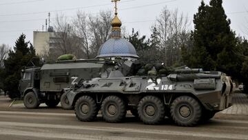 Un veh&iacute;culo blindado de transporte de personal BTR-82 es visto en Armyansk, en el norte de Crimea, Rusia.