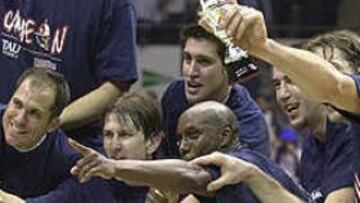 <B>APOTEOSIS.</B> Los jugadores del Tau fueron aclamados por el público vitoriano, que respaldó en todo momento su gran esfuerzo.