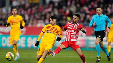 GIRONA, 28/01/2023.- El delantero del BC Barcelona Pedri y el centrocampista del Girona, Yan Couto durante el partido de LaLiga entre el Girona CF y el FC Barcelona, este sábado en el Estadio Montilivi, en Girona. EFE/ Siu Wu